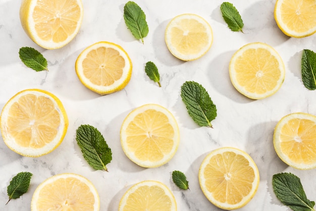 Free photo cute background with slices of lemon