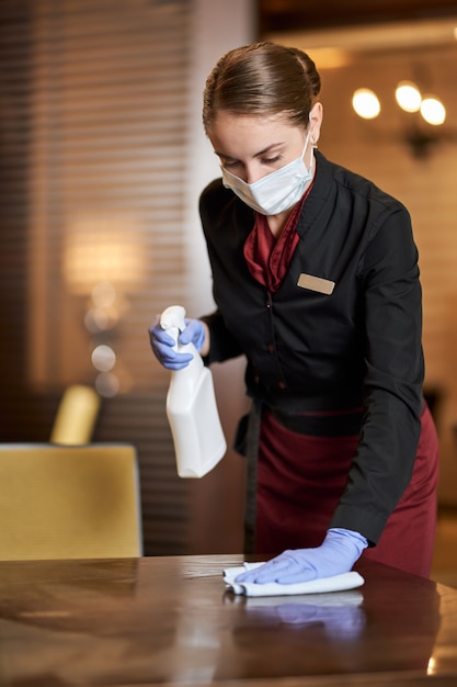 Photo dedicated restaurant staff following the new cleaning protocol