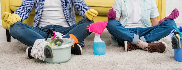 Free photo father and son doing yoga after cleaning