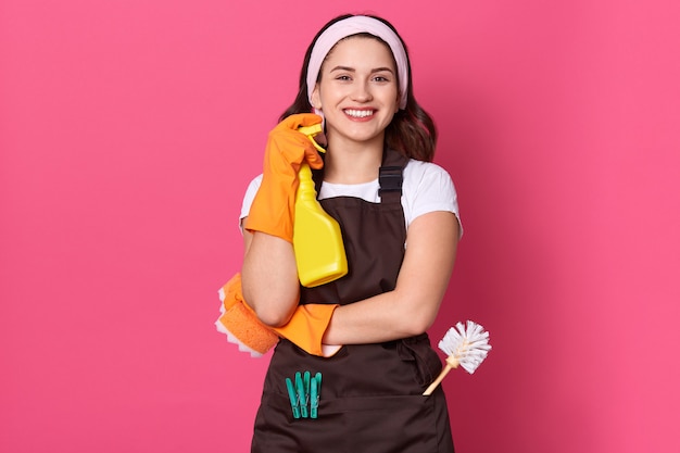 Free photo housekeeper holding bottle with cleaner liquid in hands