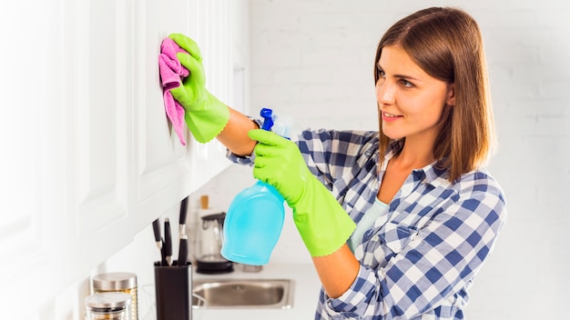 Free photo housekeeping concept with young woman