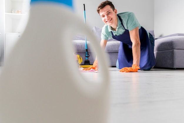 Free photo man cleaning his home