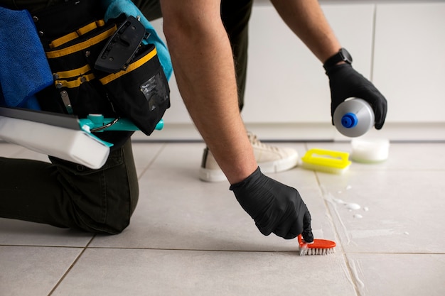 Free photo man doing professional home cleaning service
