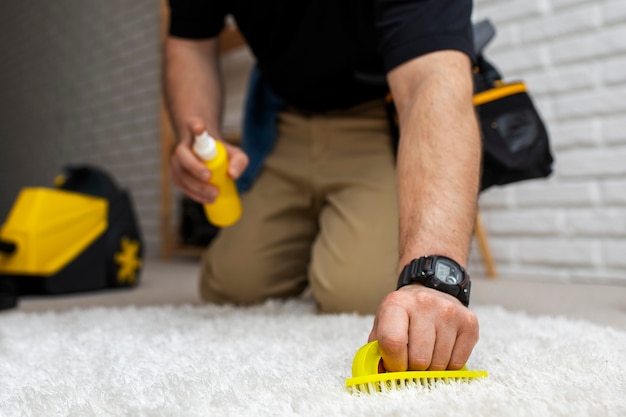 Free photo man doing professional home cleaning service