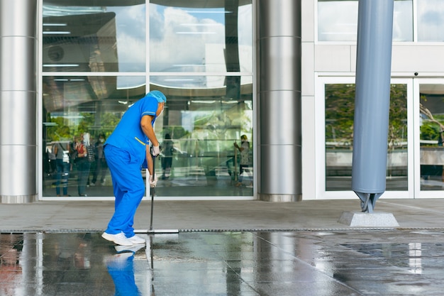 Photo professional industrial cleaner in protective uniform cleaning floor