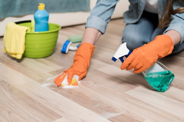 Free photo woman with rubber gloves cleaning the floors
