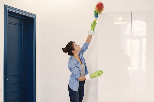 Free photo woman with sponge and rubber gloves cleaning house